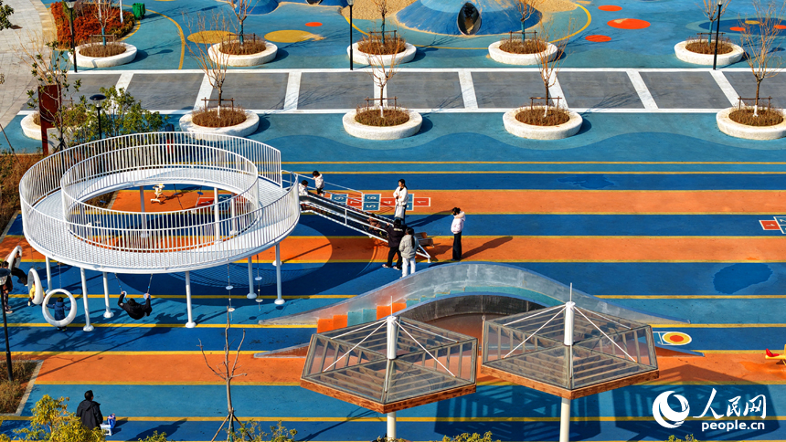 樟樹市沿江南路的一處新修建好的“口袋公園”裡，許多市民前來休閑游玩，樂享冬日美好時光。人民網記者 朱海鵬攝