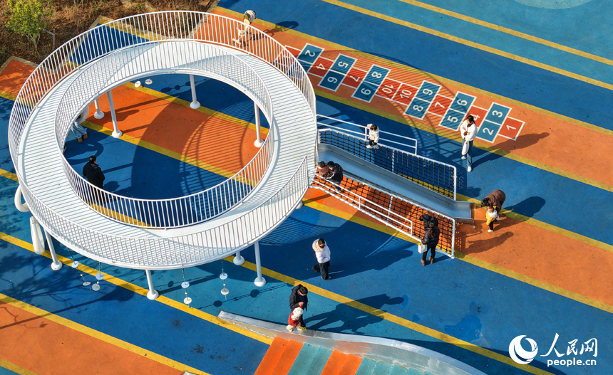 樟树市沿江南路的一处新修建好的“口袋公园”里，许多市民前来休闲游玩，乐享冬日美好时光。人民网记者 朱海鹏摄