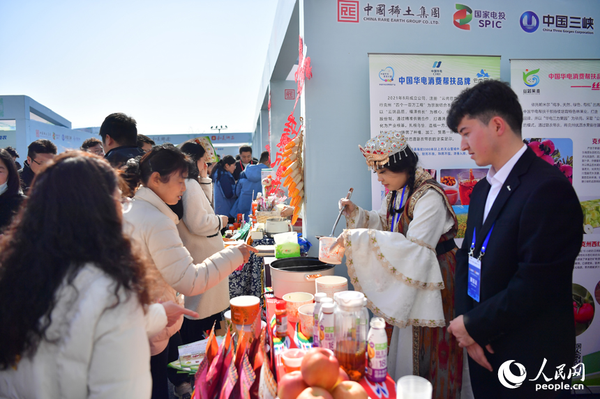 展會現場熱鬧非凡，人們爭相品嘗各地產品。人民網記者 時雨攝