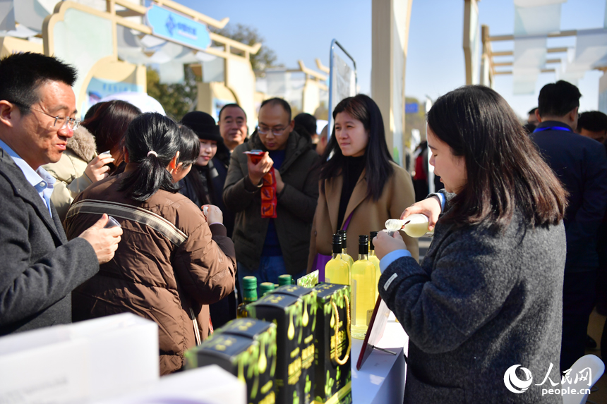 展會現場熱鬧非凡，人們爭相品嘗各地產品。人民網記者 時雨攝