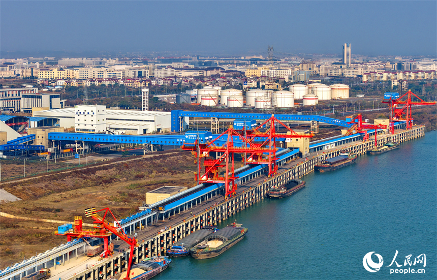宜春市樟树港河西码头，吊机在装卸煤炭、饲料、化肥等物资。人民网记者 朱海鹏摄