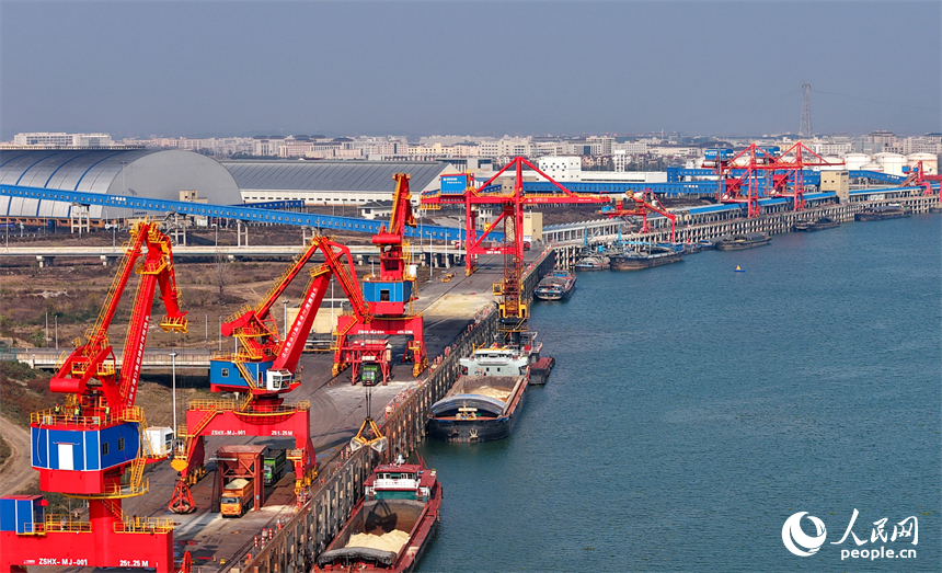 宜春市樟树港河西码头，吊机在装卸煤炭、饲料、化肥等物资。人民网记者 朱海鹏摄