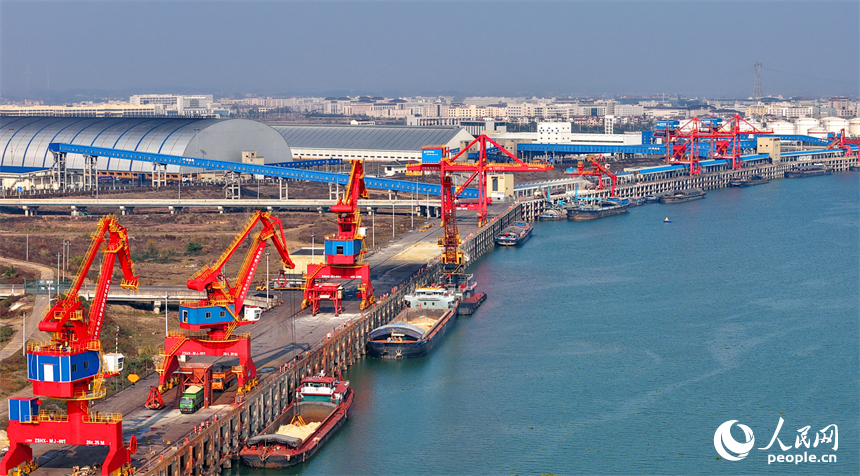 宜春市樟树港河西码头，吊机在装卸煤炭、饲料、化肥等物资。人民网记者 朱海鹏摄