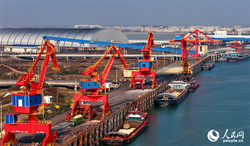 宜春市樟树港河西码头，吊机在装卸煤炭、饲料、化肥等物资。人民网记者 朱海鹏摄