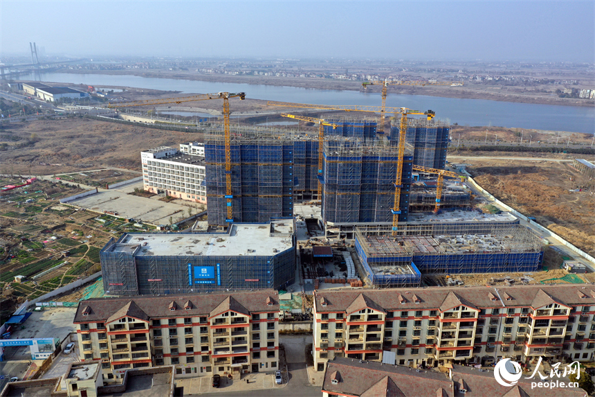 南昌高新区鱼尾村城中村改造项目现场塔吊林立，施工人员正在加紧施工。人民网记者 时雨摄