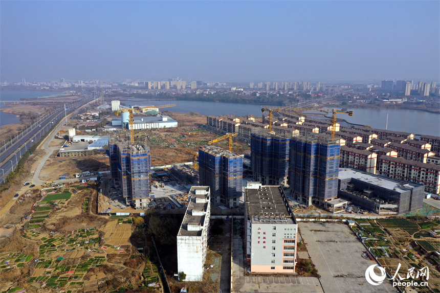 南昌高新區魚尾村城中村改造項目現場塔吊林立，施工人員正在加緊施工。人民網記者 時雨攝
