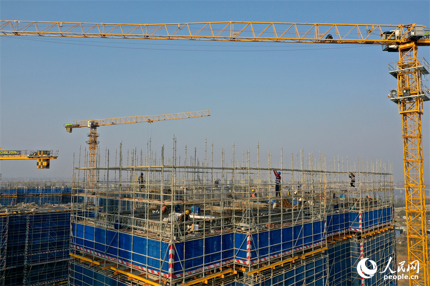 南昌高新區魚尾村城中村改造項目現場塔吊林立，施工人員正在加緊施工。人民網記者 時雨攝
