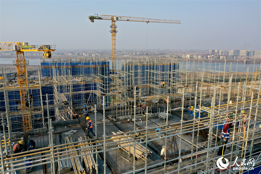 南昌高新區魚尾村城中村改造項目現場塔吊林立，施工人員正在加緊施工。人民網記者 時雨攝