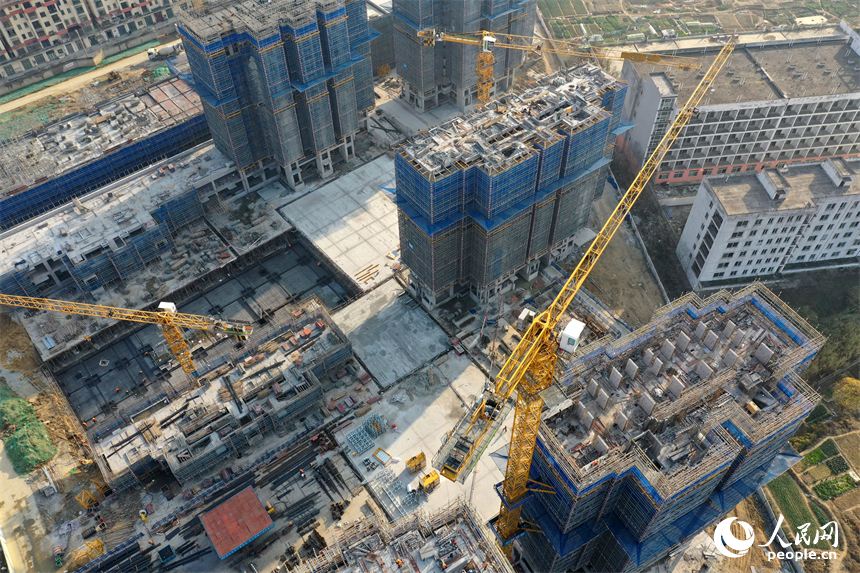 南昌高新區魚尾村城中村改造項目現場塔吊林立，施工人員正在加緊施工。人民網記者 時雨攝