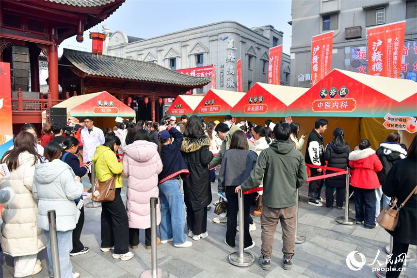 “沪赣携手·Young生有方”大型专家惠民义诊活动在南昌万寿宫历史文化街区举办。人民网记者 时雨摄