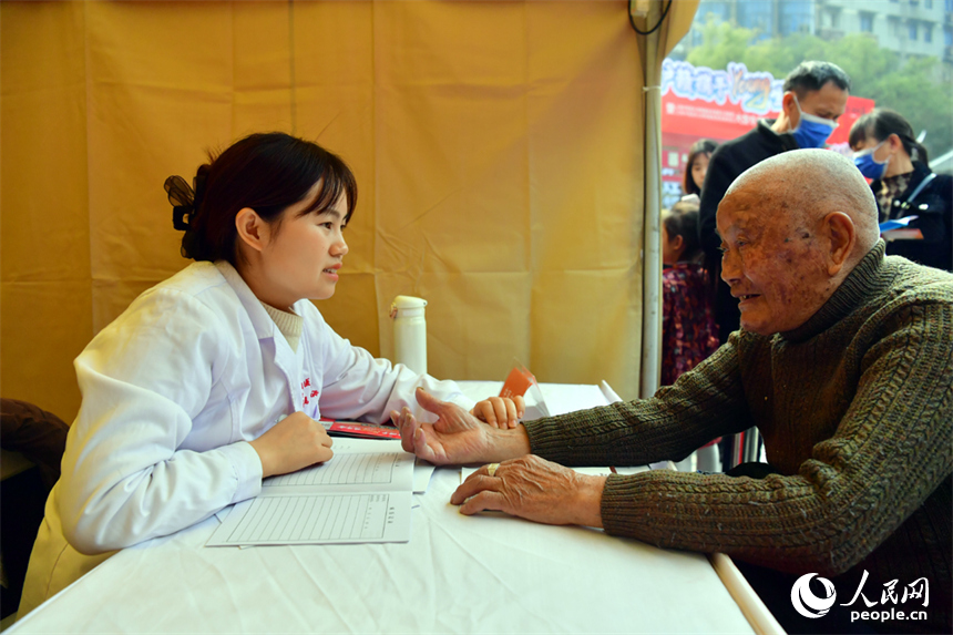 沪赣两地妇科、儿科、骨科等七大专科专家为市民免费义诊。人民网记者 时雨摄