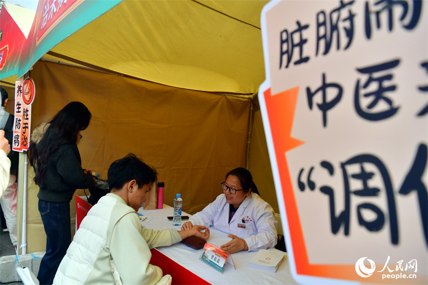 沪赣两地妇科、儿科、骨科等七大专科专家为市民免费义诊。人民网记者 时雨摄
