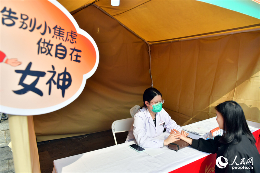 沪赣两地妇科、儿科、骨科等七大专科专家为市民免费义诊。人民网记者 时雨摄