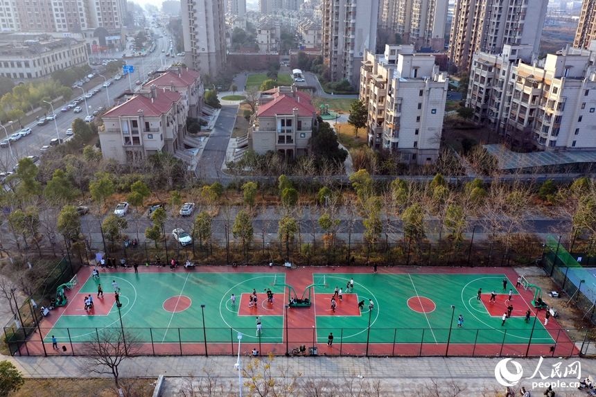 南昌高新区一处社区球场上，居民们正在打球运动。人民网记者 时雨摄