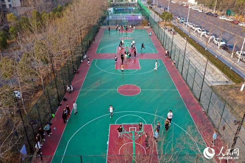 南昌高新區一處社區球場上，居民們正在打球運動。人民網記者 時雨攝