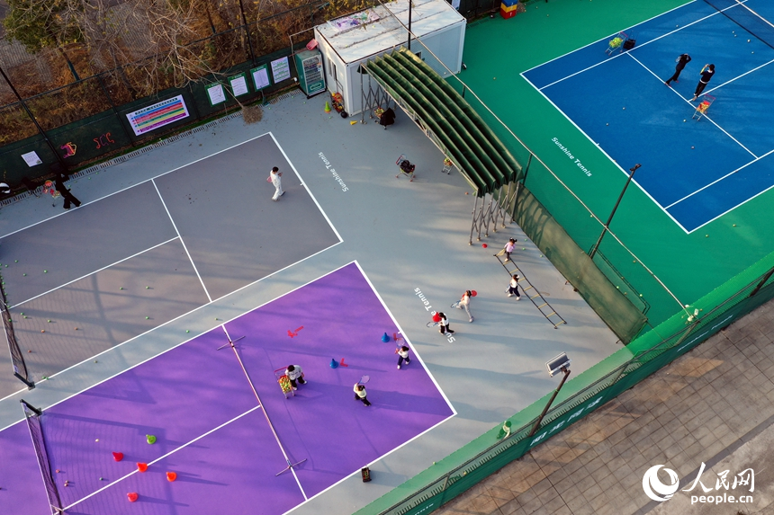 南昌高新區一處社區球場上，居民們正在練習網球。人民網記者 時雨攝