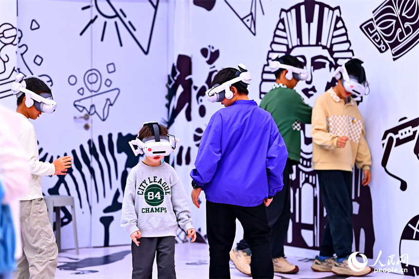 南昌市红谷滩区的一家大型商场内，佩戴VR眼镜的小朋友在数字空间体验馆探秘胡夫金字塔内部结构。人民网记者 朱海鹏摄