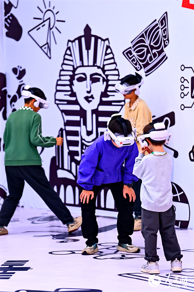 南昌市红谷滩区的一家大型商场内，佩戴VR眼镜的小朋友在数字空间体验馆探秘胡夫金字塔内部结构。人民网记者 朱海鹏摄