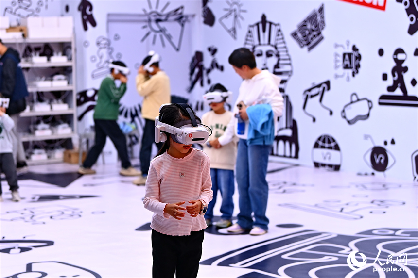 南昌市红谷滩区的一家大型商场内，佩戴VR眼镜的小朋友在数字空间体验馆探秘胡夫金字塔内部结构。人民网记者 朱海鹏摄