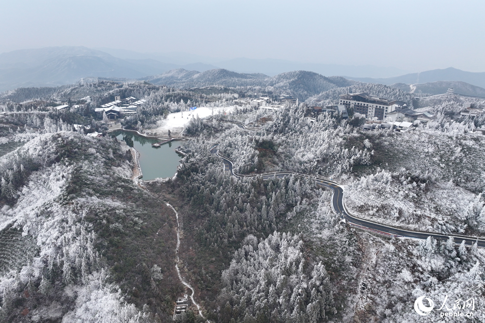 受寒潮影響，南昌最高處的梅嶺銀裝素裹，不少游客冒著嚴寒上山賞景。人民網記者 時雨攝