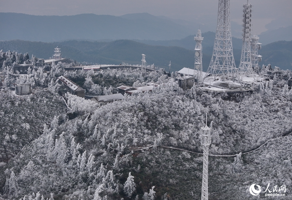 受寒潮影響，南昌最高處的梅嶺銀裝素裹，不少游客冒著嚴寒上山賞景。人民網記者 時雨攝