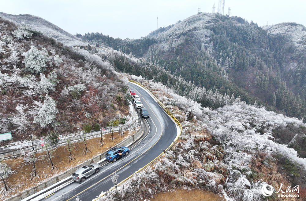 江西南昌：梅嶺銀裝素裹 游客紛至沓來賞雪景