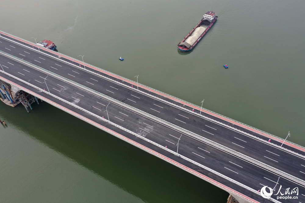 备受南昌市民期待的昌南大桥22日正式通车。人民网记者 时雨摄