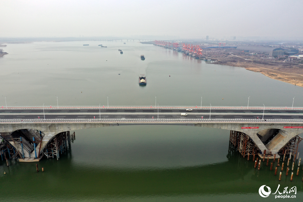 备受南昌市民期待的昌南大桥22日正式通车。人民网记者 时雨摄