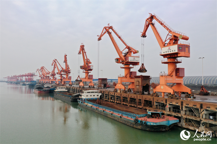 大型吊机正在卸载货船上的电煤、小麦等物资。人民网记者 时雨摄