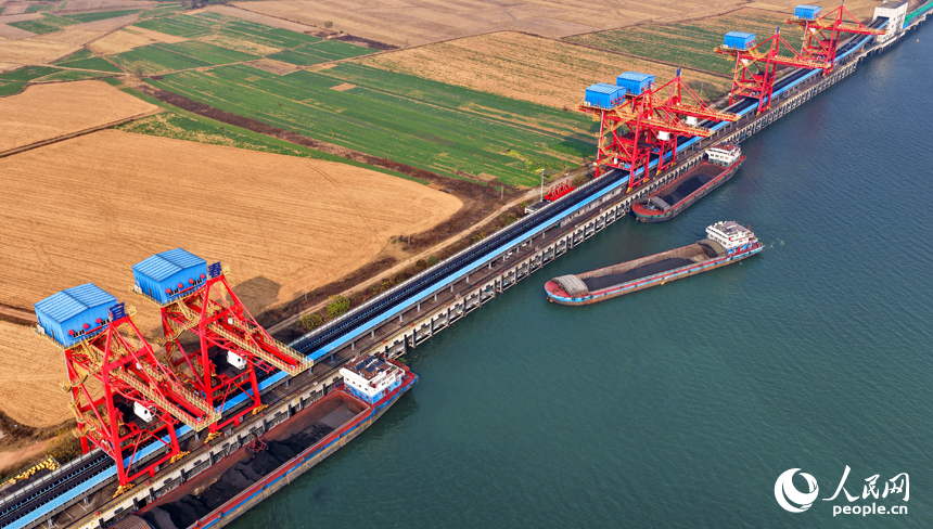 宜春港丰城港区尚庄货运码头，吊装设备加紧从货轮船舱卸运电煤，送往火力发电厂发电。人民网记者 朱海鹏摄