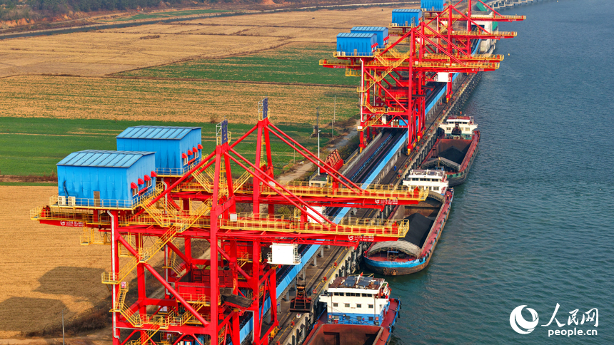 宜春港丰城港区尚庄货运码头，吊装设备加紧从货轮船舱卸运电煤，送往火力发电厂发电。人民网记者 朱海鹏摄