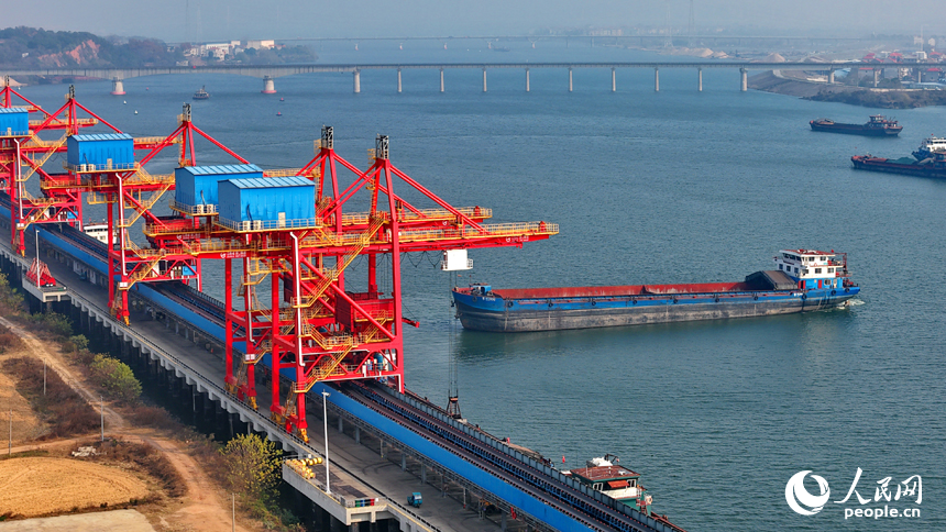 宜春港丰城港区尚庄货运码头，吊装设备加紧从货轮船舱卸运电煤，送往火力发电厂发电。人民网记者 朱海鹏摄