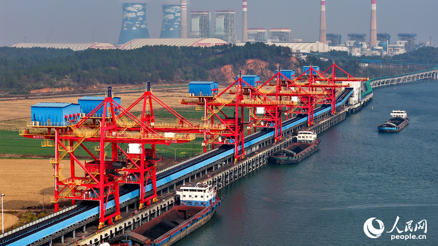 宜春港丰城港区尚庄货运码头，吊装设备加紧从货轮船舱卸运电煤，送往火力发电厂发电。人民网记者 朱海鹏摄