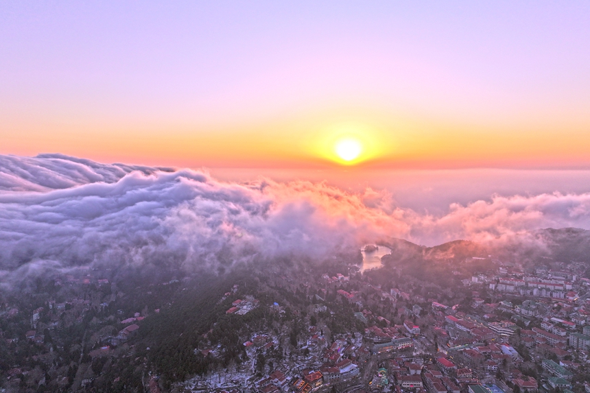 壮观的瀑布云，在落日余晖的映照下，云层被染成绚丽的绯红色。