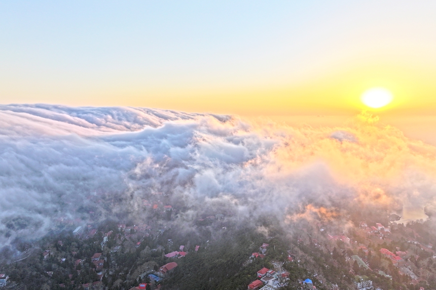 壮观的瀑布云，在落日余晖的映照下，云层被染成绚丽的绯红色。