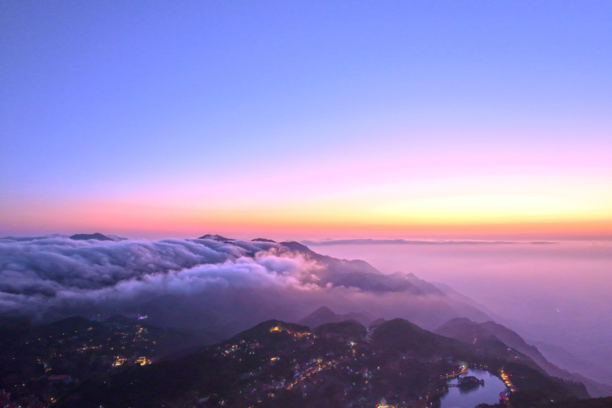 壮观的瀑布云，在落日余晖的映照下，云层被染成绚丽的绯红色。