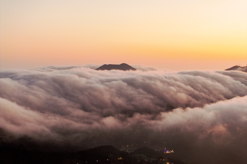 大量云涛沿山脊倾泻而下。