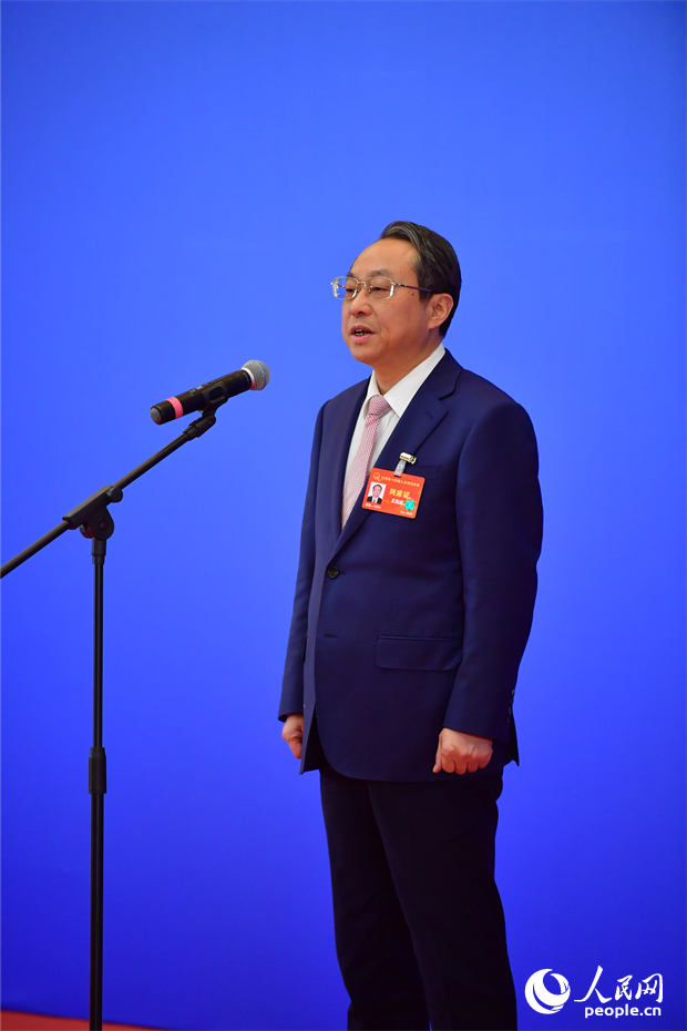 江西省发展改革委党组书记、主任王前虎在“厅长通道”上回答记者提问。人民网记者 时雨摄