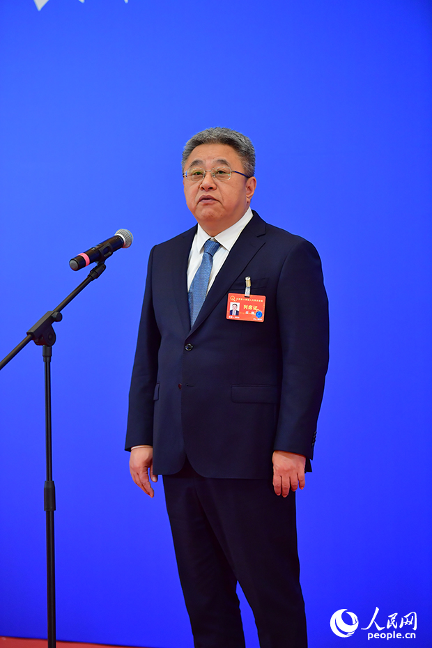 江西省工業和信息化廳黨組書記、廳長應炯在“廳長通道”上回答記者提問。人民網記者 時雨攝