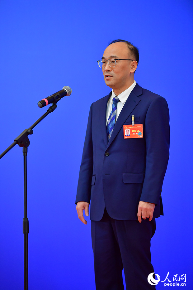 江西省住房城鄉建設廳黨組書記、廳長黃俊在“廳長通道”上回答記者提問。人民網記者 時雨攝