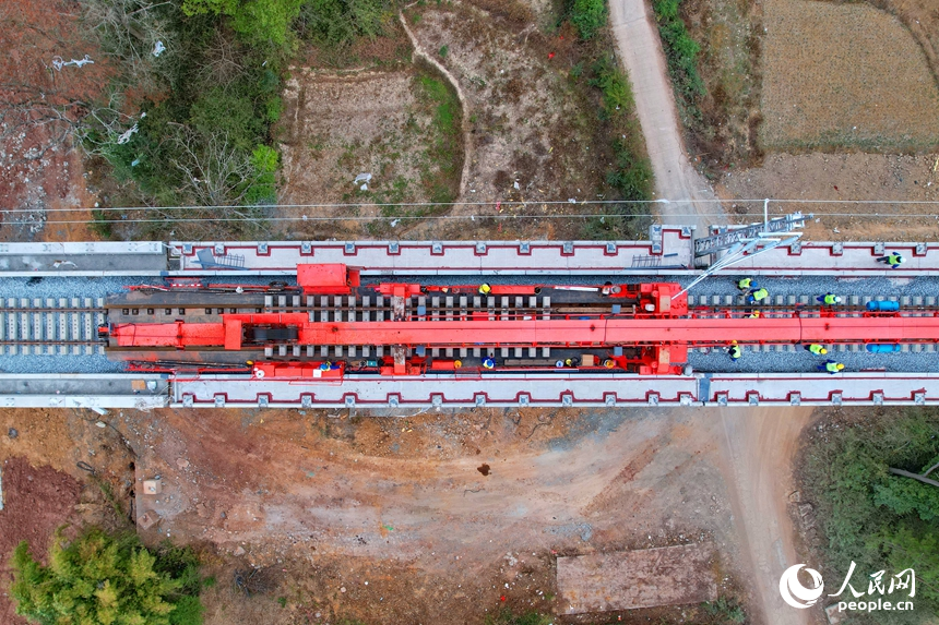 瑞金市謝坊鎮的瑞梅鐵路綿水特大橋施工現場，隨著最后一組25米軌排精准落在路基道床上，標志著瑞梅鐵路全線最長橋梁綿水特大橋順利完成鋪軌。人民網記者 朱海鵬攝