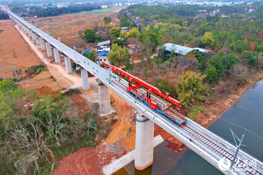 瑞金市謝坊鎮的瑞梅鐵路綿水特大橋施工現場，隨著最后一組25米軌排精准落在路基道床上，標志著瑞梅鐵路全線最長橋梁綿水特大橋順利完成鋪軌。人民網記者 朱海鵬攝