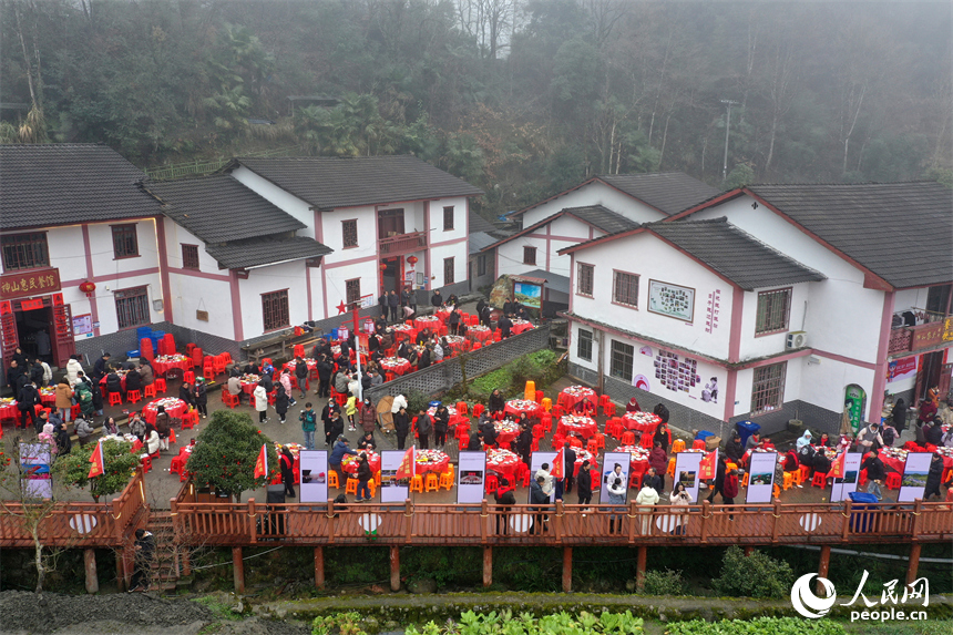 江西省井冈山茅坪镇神山村在村中摆年味神山宴席，以“神山宴”待客四方。人民网记者 时雨摄