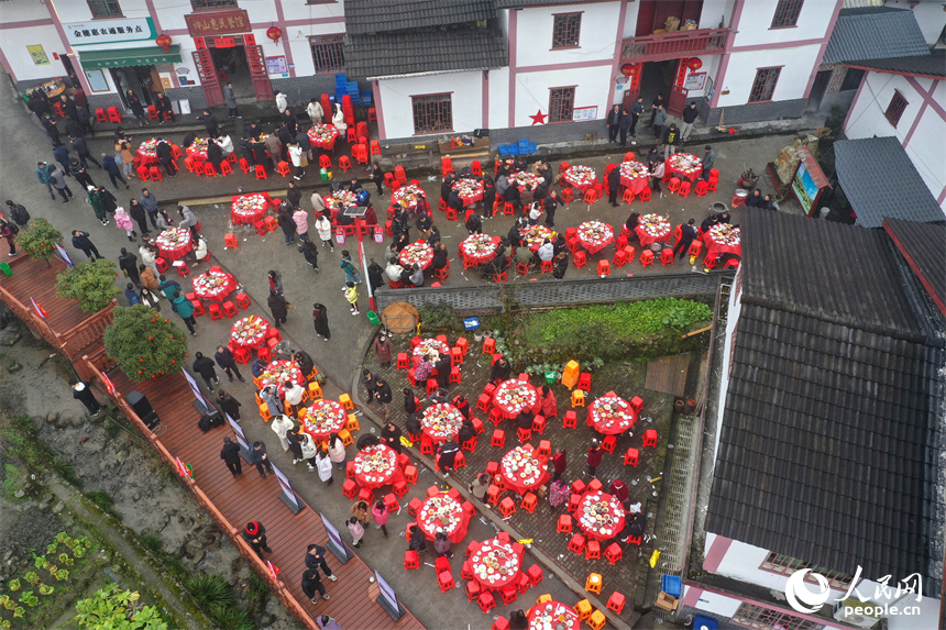 江西省井冈山茅坪镇神山村在村中摆年味神山宴席，以“神山宴”待客四方。人民网记者 时雨摄