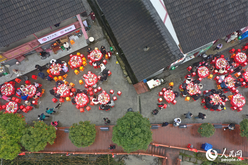 江西省井冈山茅坪镇神山村在村中摆年味神山宴席，以“神山宴”待客四方。人民网记者 时雨摄