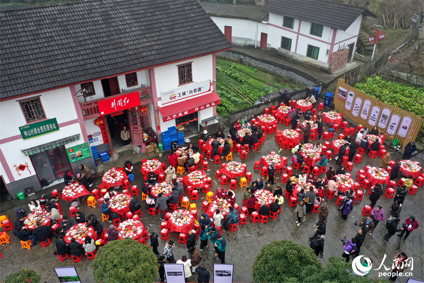 江西省井冈山茅坪镇神山村在村中摆年味神山宴席，以“神山宴”待客四方。人民网记者 时雨摄