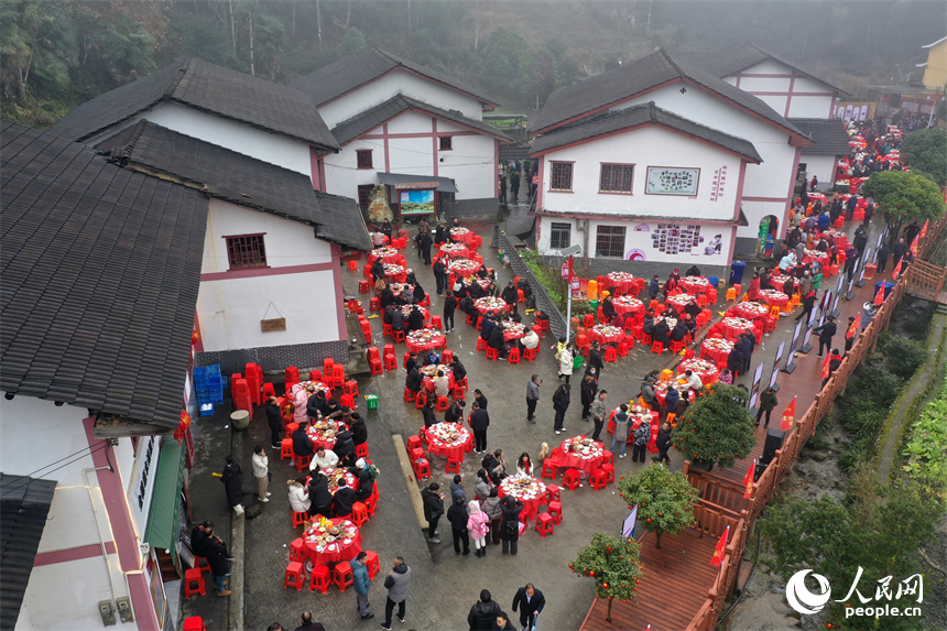 江西省井冈山茅坪镇神山村在村中摆年味神山宴席，以“神山宴”待客四方。人民网记者 时雨摄