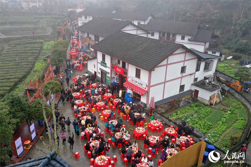 江西省井冈山茅坪镇神山村在村中摆年味神山宴席，以“神山宴”待客四方。人民网记者 时雨摄