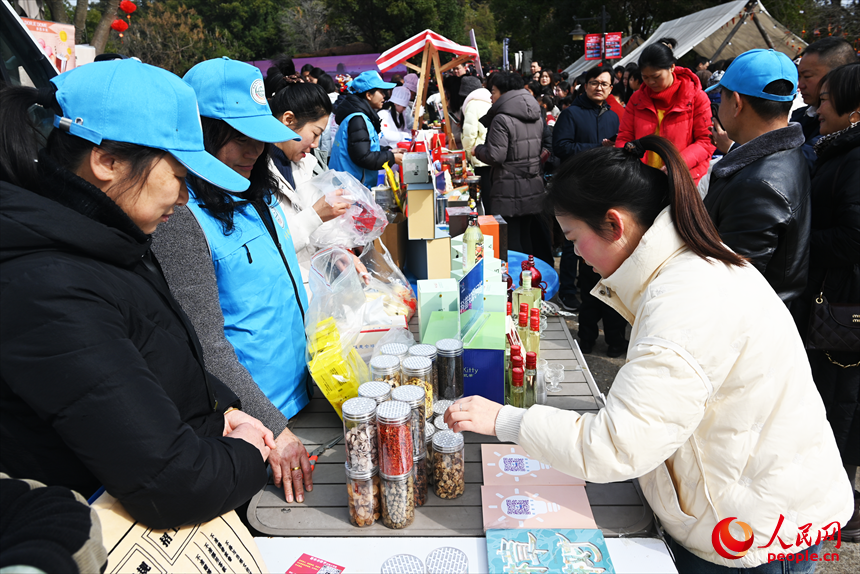 市民游客參與科普知識互動。人民網記者 黃睿靖攝