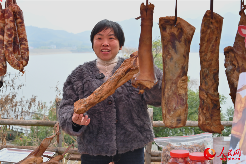 山貨嘉年匯聚100余家本地農戶直供攤位，農戶正在推銷農特產品。人民網記者 黃睿靖攝